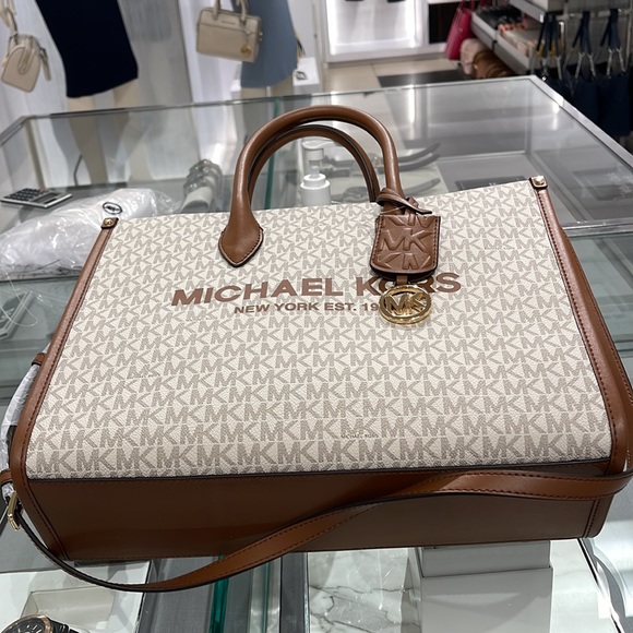 Michael Kors Mirella MD EW Tote Vanilla Shoulder Tote
35F2G7ZT2B
NWT - Picture 16 of 16